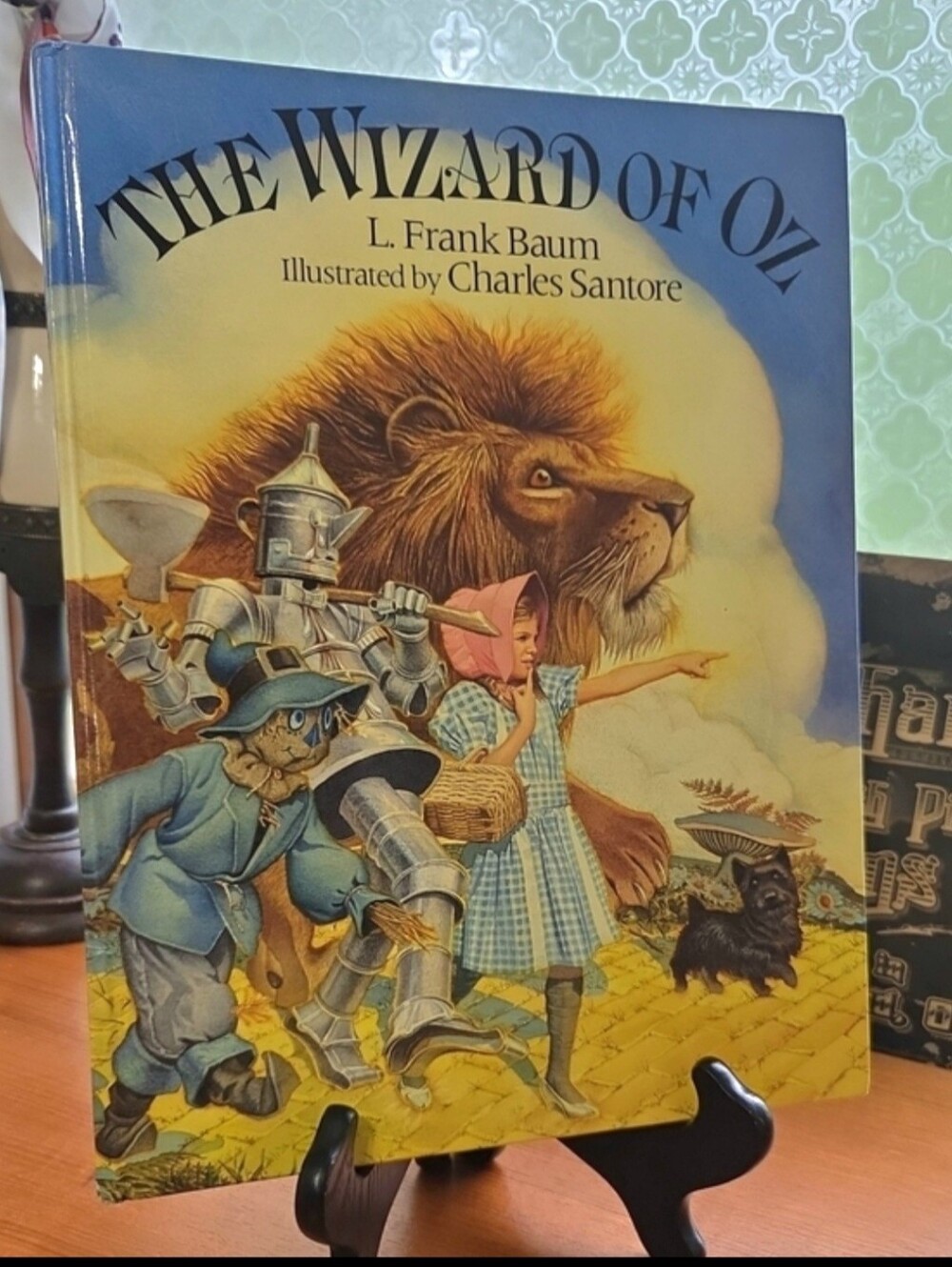 The Wizard of Oz By L. Frank Baum. Illustrated  Hardcover - Blue & Yellow Cover